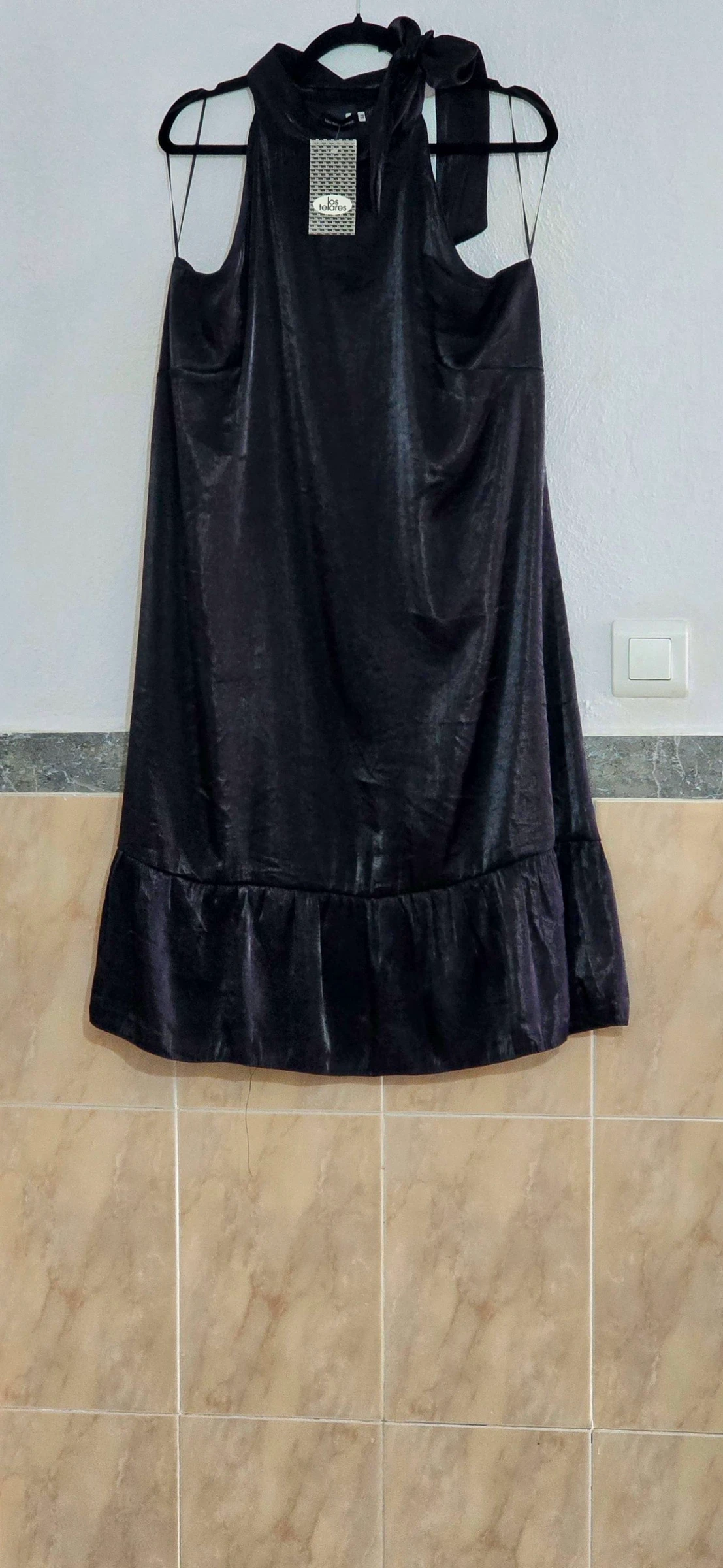 Vestido negro con volante–T 52 - da menos talla T.48